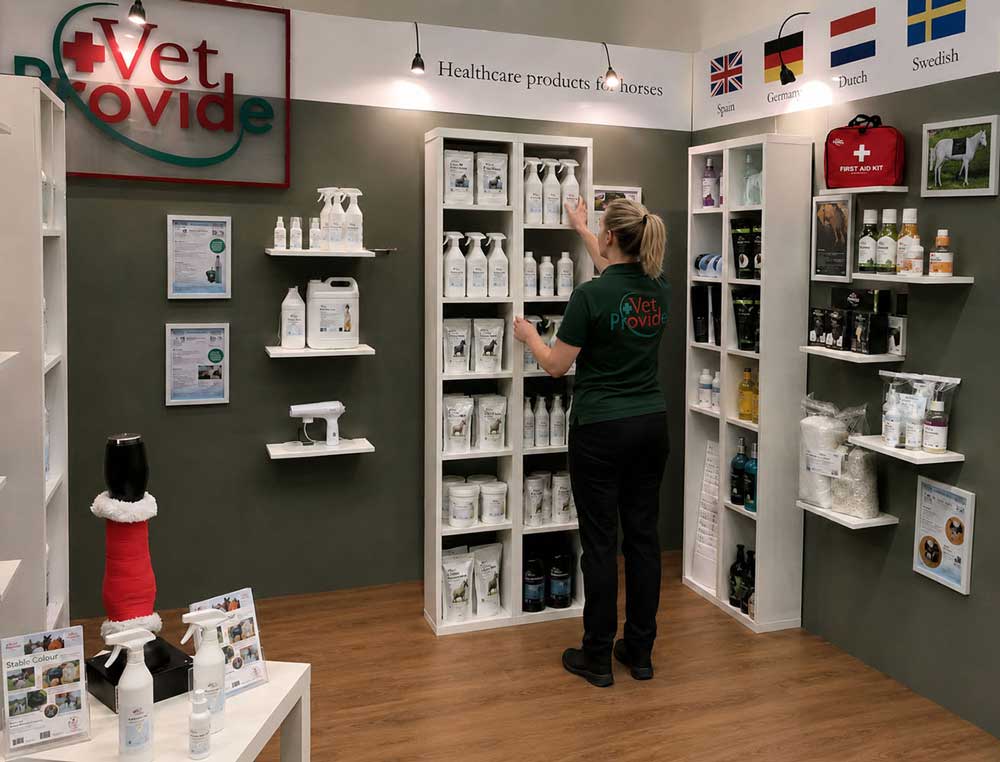 Vet Provide-monter som visar hästvårdsprodukter på en mässa.